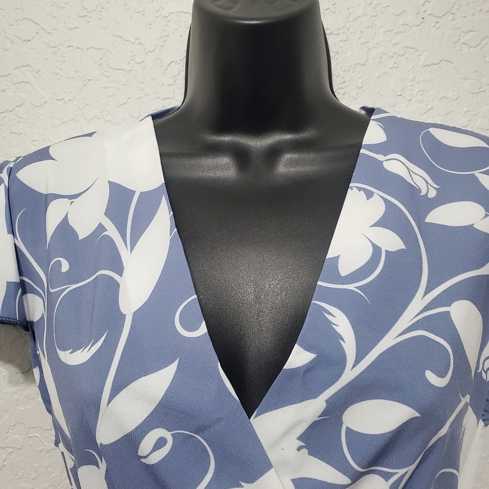 2/$30 Estee BrownWomen’s Blue Floral Belted Front Wrap Maxi Dress Small/Medium - Picture 7 of 13